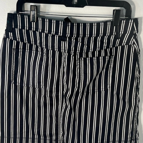 White stag ,6 Black and white stripe , tie waist zipper button front closure - Picture 1 of 6